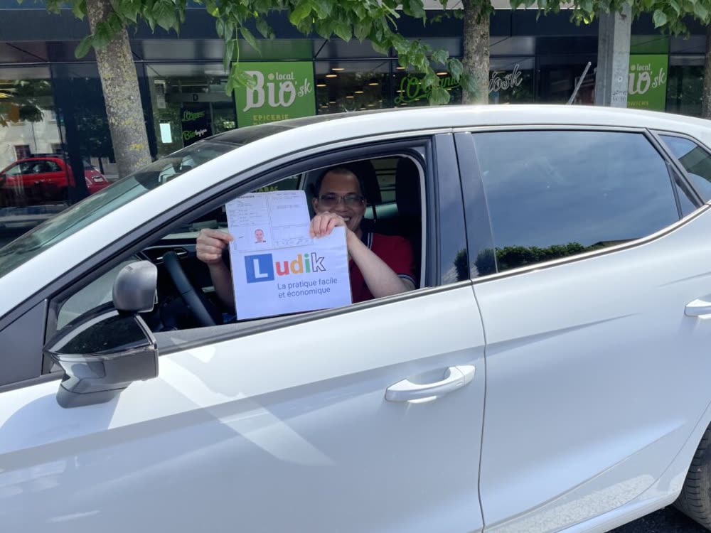 Élève Ludik célébrant la réussite de son permis de conduire (photo 1 sur 48)